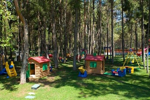 Игровая площадка для детей (снаружи)