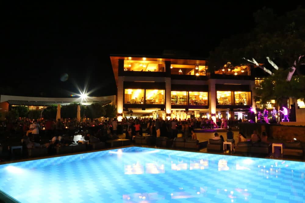 Бар у бассейна