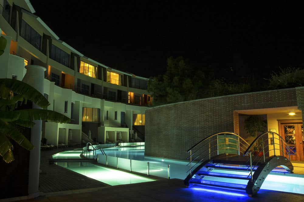 Фасад отеля вечером/ ночью