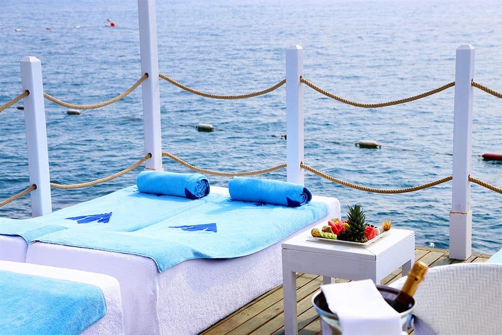 Терраса с шезлонгами