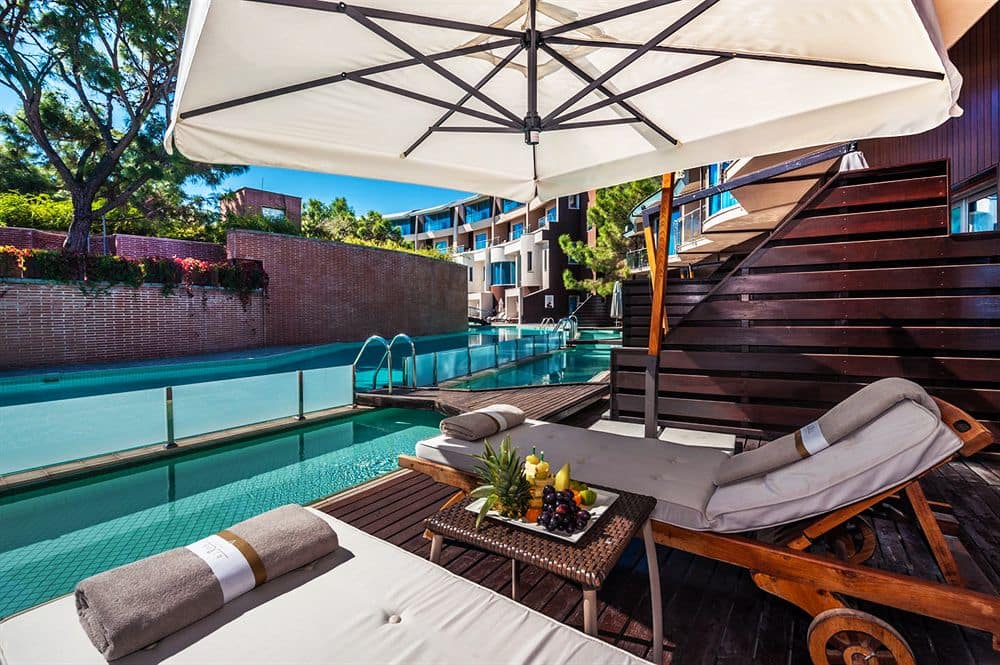 Терраса с шезлонгами