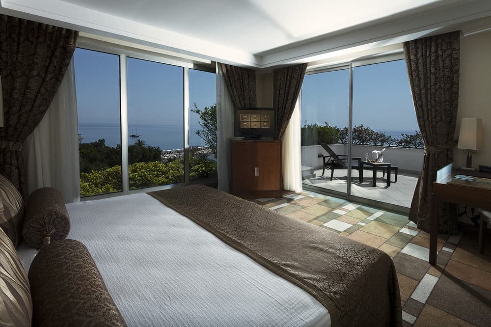 King Suite Room with Private Jacuzzi - Номер