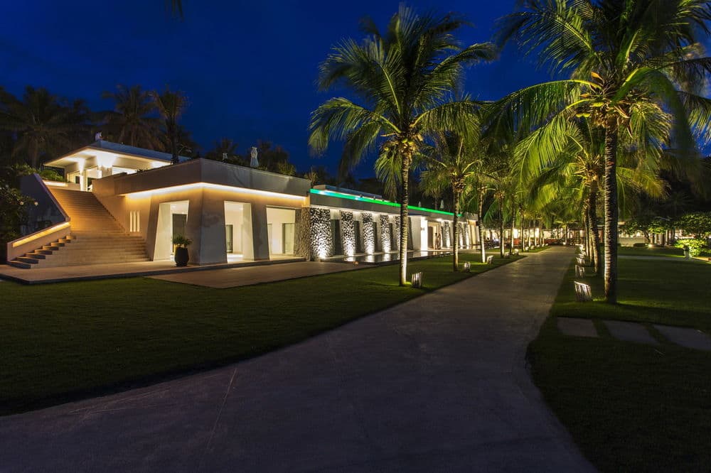 Фасад отеля вечером/ ночью