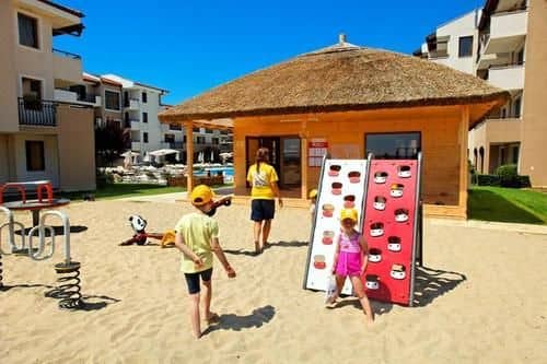 Игровая площадка для детей (снаружи)