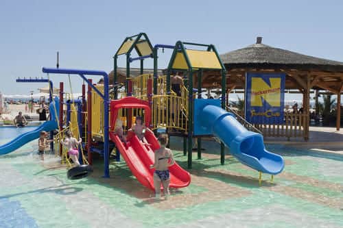 Игровая площадка для детей (снаружи)