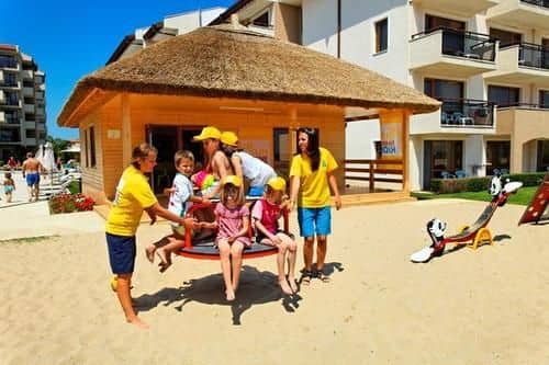 Игровая площадка для детей (снаружи)