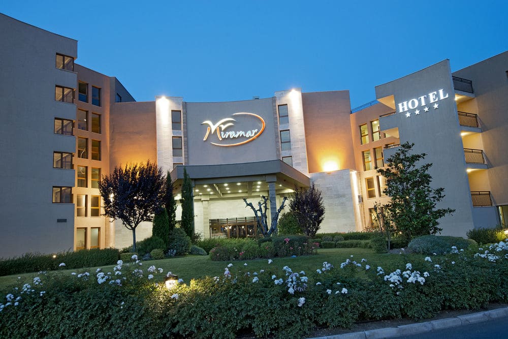 Фасад отеля вечером/ ночью