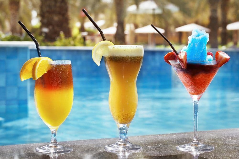 Бар у бассейна