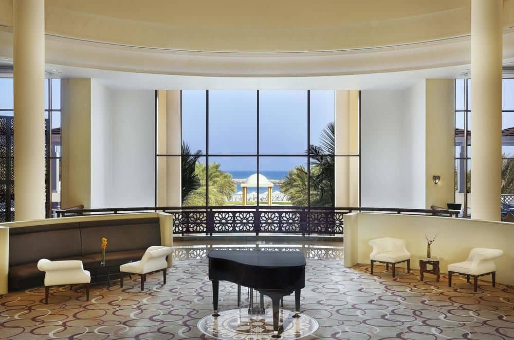 Салон в вестибюле