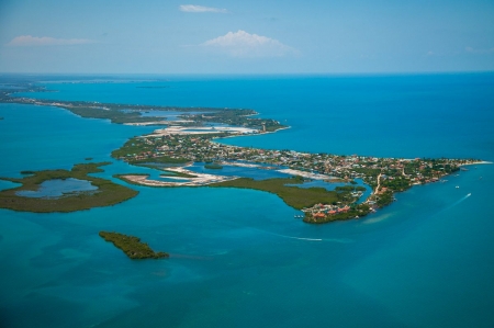 Почему именно острова Карибского моря очень привлекают туристов?